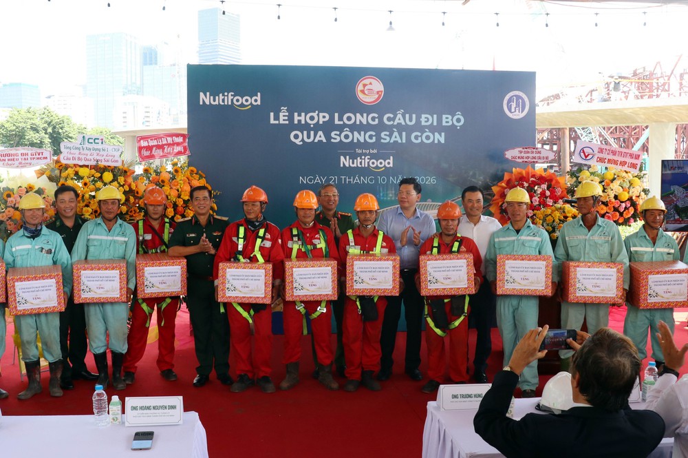Hợp long cầu đi bộ qua sông Sài Gòn - Ảnh 18.