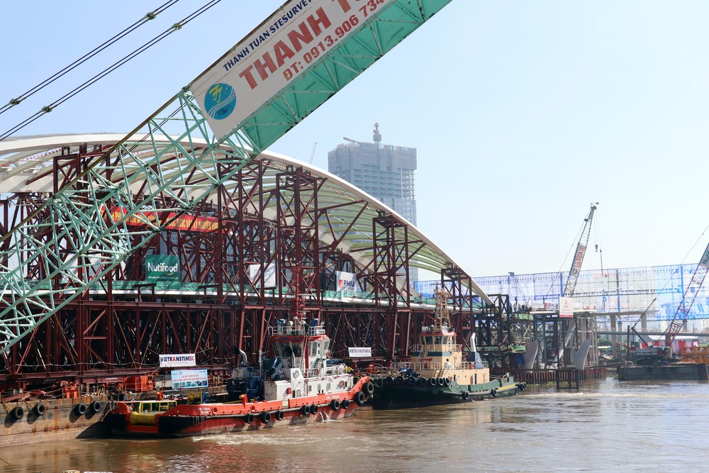 Hợp long cầu đi bộ qua sông Sài Gòn - Ảnh 6.