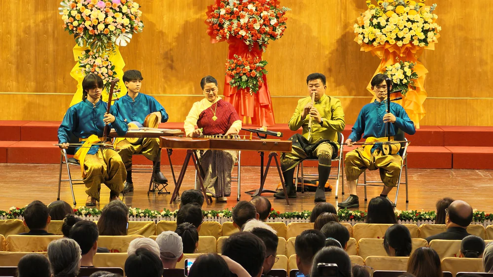 "Giai điệu phương Đông" kết nối các nền âm nhạc truyền thống - Ảnh 4. "Giai điệu phương Đông" kết nối các nền âm nhạc truyền thống - Ảnh 4.