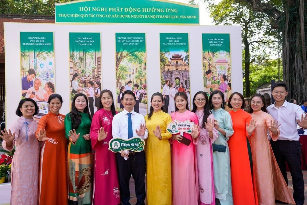 Phát động "Quy tắc ứng xử, xây dựng người Hà Nội thanh lịch, văn minh" - Ảnh 3. Phát động "Quy tắc ứng xử, xây dựng người Hà Nội thanh lịch, văn minh" - Ảnh 3.