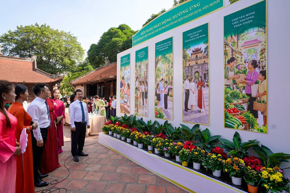 Phát động "Quy tắc ứng xử, xây dựng người Hà Nội thanh lịch, văn minh" - Ảnh 5. Phát động "Quy tắc ứng xử, xây dựng người Hà Nội thanh lịch, văn minh" - Ảnh 5.