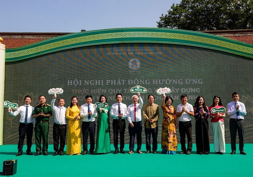 Phát động "Quy tắc ứng xử, xây dựng người Hà Nội thanh lịch, văn minh" - Ảnh 2. Phát động "Quy tắc ứng xử, xây dựng người Hà Nội thanh lịch, văn minh" - Ảnh 2.