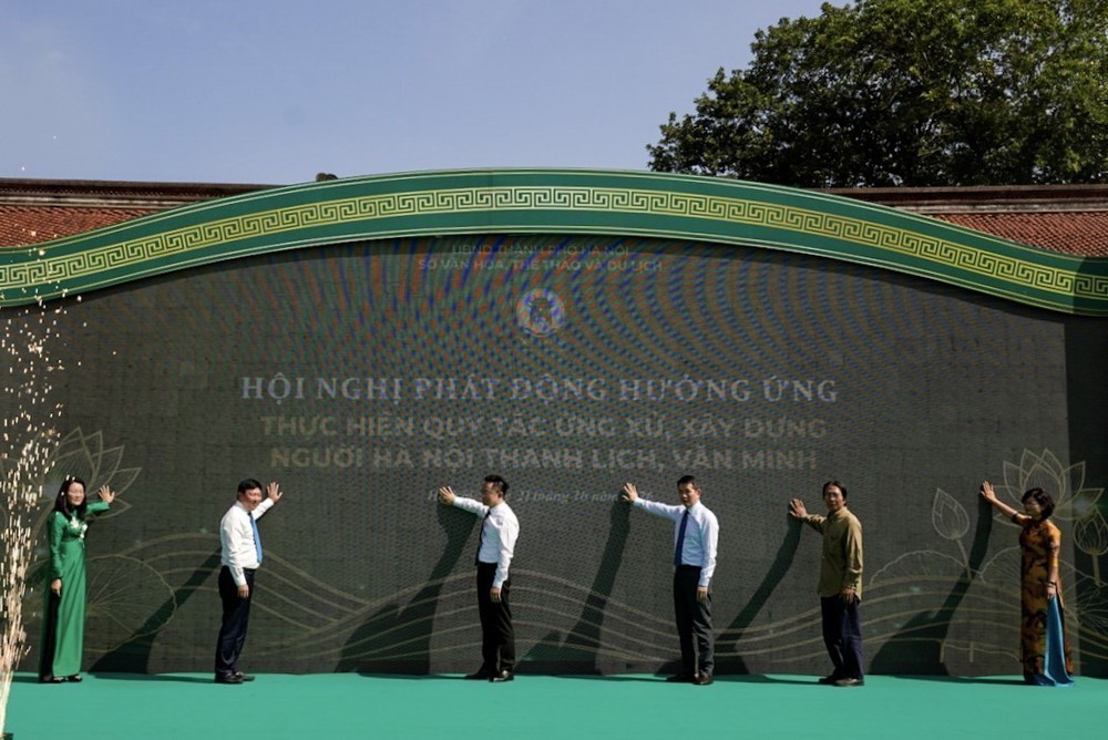 Phát động "Quy tắc ứng xử, xây dựng người Hà Nội thanh lịch, văn minh" - Ảnh 1. Phát động "Quy tắc ứng xử, xây dựng người Hà Nội thanh lịch, văn minh" - Ảnh 1.