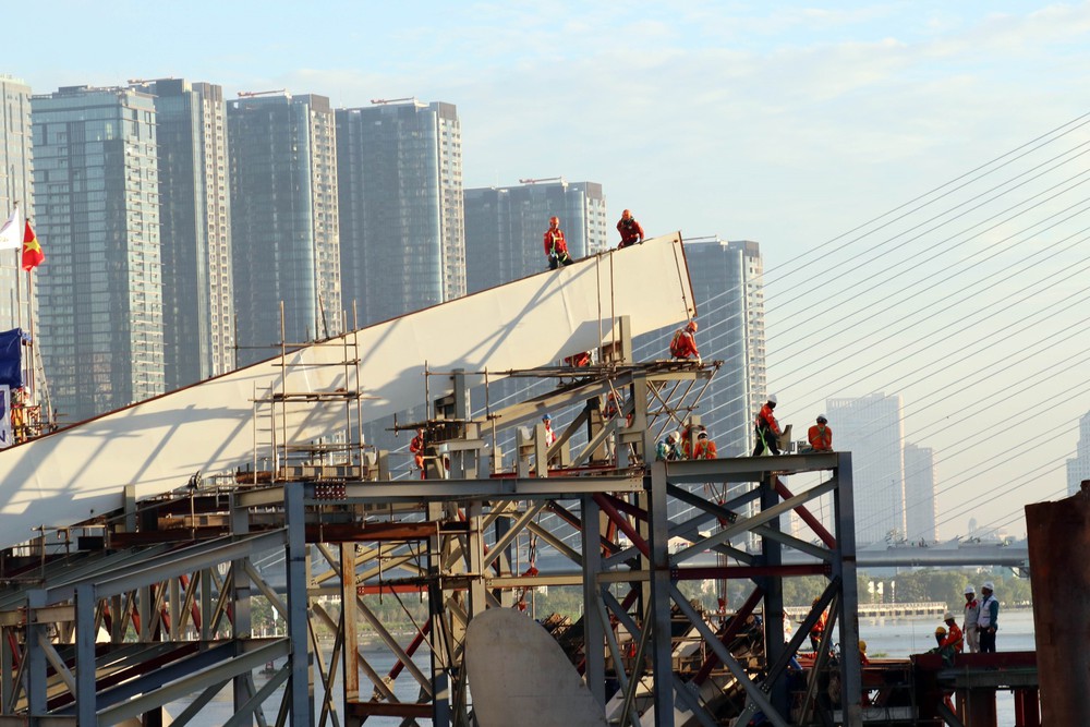 Hợp long cầu đi bộ qua sông Sài Gòn - Ảnh 10.