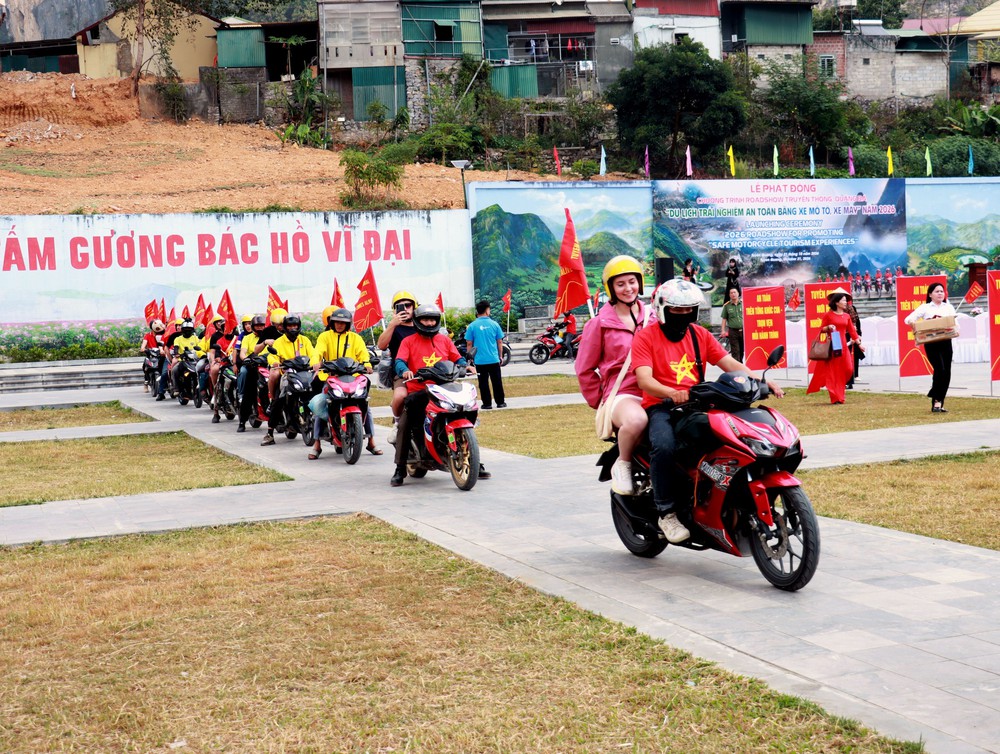 100 xe mô tô chinh phục Mã Pì Lèng, quảng bá du lịch an toàn - Ảnh 2.