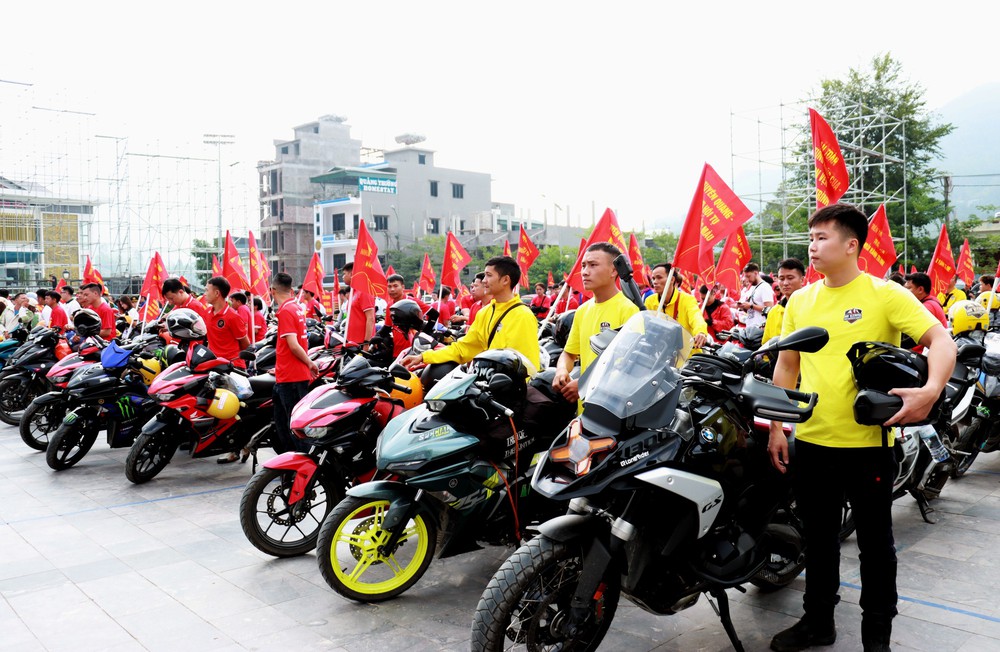 100 xe mô tô chinh phục Mã Pì Lèng, quảng bá du lịch an toàn - Ảnh 1.