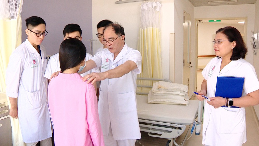 Phẫu thuật thành công ca nắn chỉnh vẹo cột sống không ghép xương đầu tiên tại Việt Nam - Ảnh 2. Phẫu thuật thành công ca nắn chỉnh vẹo cột sống không ghép xương đầu tiên tại Việt Nam - Ảnh 2.