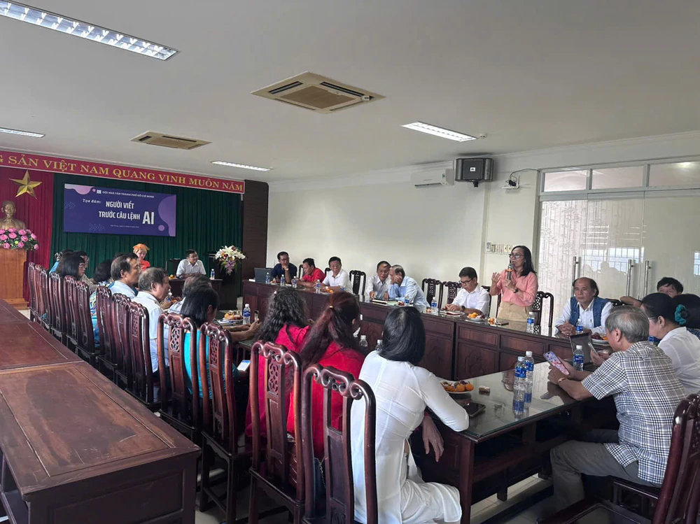 Hội Nhà văn TP.HCM tọa đàm về AI, chuyển đổi số với sáng tác văn học - Ảnh 1.