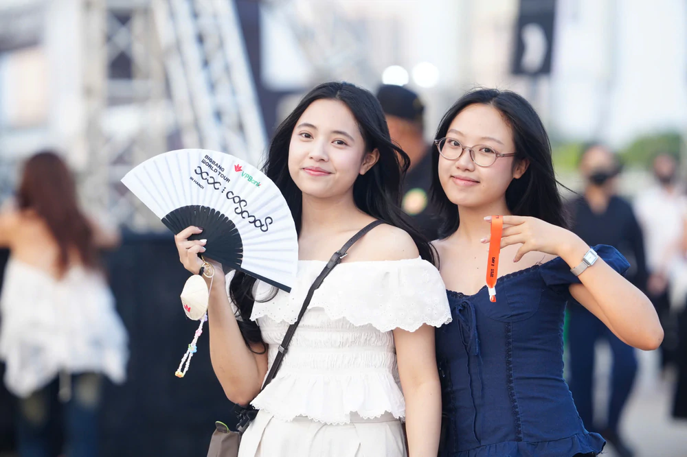 Hàng chục nghìn người hâm mộ "đốt nóng" không khí tại SVĐ Mỹ Đình trong hai ngày đổi vòng tay check-in  - Ảnh 4.