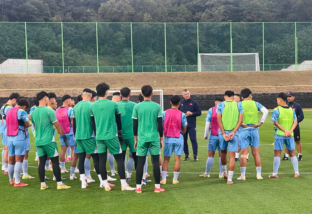 Tin nóng thể thao sáng 24/10: FIFA công bố giá vé xem U17 Việt Nam tại World Cup 2026; HLV Bayern gục trên sân tập - Ảnh 1. Tin nóng thể thao sáng 24/10: FIFA công bố giá vé xem U17 Việt Nam tại World Cup 2026; HLV Bayern gục trên sân tập - Ảnh 1.