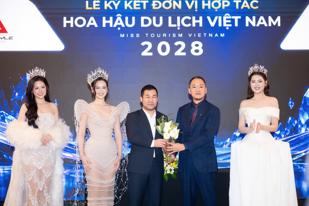 Trưởng BTC Đàm Phương Anh cùng Top 3 Hoa hậu Du lịch Việt Nam 2026 tặng hoa đơn vị Đồng hành