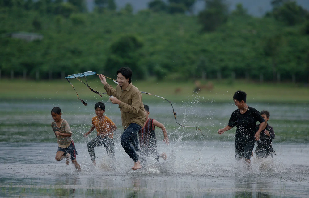 Đen đưa khán giả khám phá vẻ đẹp Tây Nguyên qua "Những em bé mặt trời" - Ảnh 2.