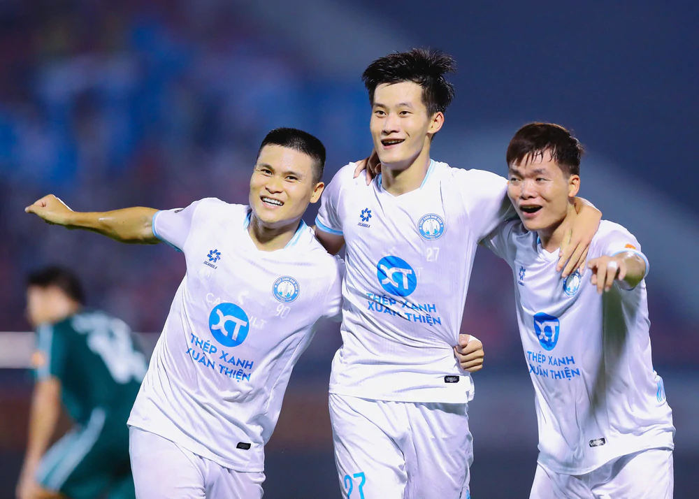 Cầu thủ U23 giúp Nam Định thăng hoa, nỗi nhớ Xuân Son dần vơi - Ảnh 2. Cầu thủ U23 giúp Nam Định thăng hoa, nỗi nhớ Xuân Son dần vơi - Ảnh 2.