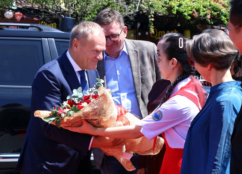 Thủ tướng Ba Lan Donald Tusk thăm phố cổ Hội An - Ảnh 1. Thủ tướng Ba Lan Donald Tusk thăm phố cổ Hội An - Ảnh 1.