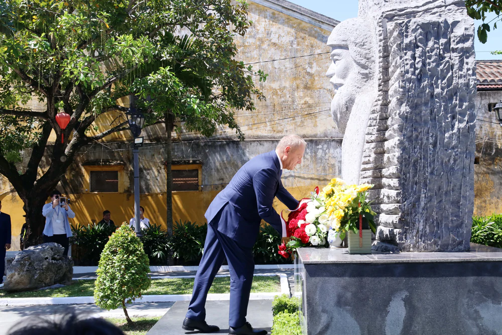 Thủ tướng Ba Lan Donald Tusk thăm phố cổ Hội An - Ảnh 8. Thủ tướng Ba Lan Donald Tusk thăm phố cổ Hội An - Ảnh 8.