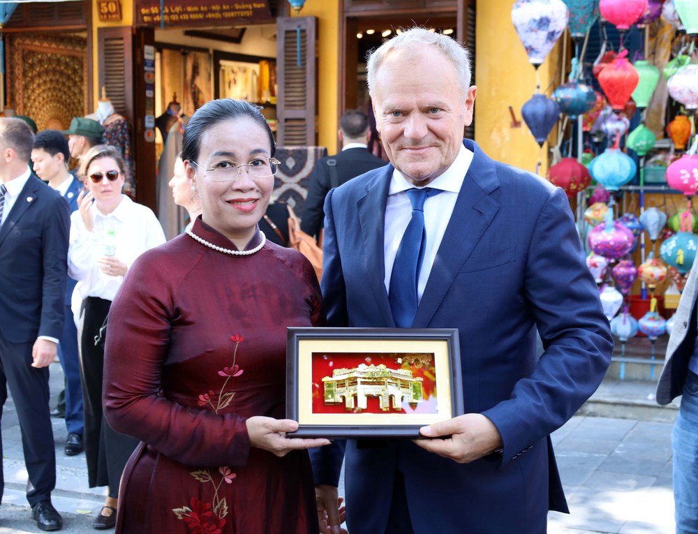 Thủ tướng Ba Lan Donald Tusk thăm phố cổ Hội An - Ảnh 10. Thủ tướng Ba Lan Donald Tusk thăm phố cổ Hội An - Ảnh 10.