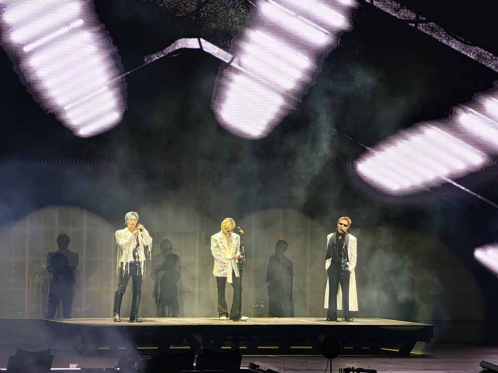 Concert BIGBANG Hà Nội: G-DRAGON đập guitar, TAEYANG hô "Việt Nam vô địch", 45.000 V.I.P hát vang thanh xuân - Ảnh 1. Concert BIGBANG Hà Nội: G-DRAGON đập guitar, TAEYANG hô "Việt Nam vô địch", 45.000 V.I.P hát vang thanh xuân - Ảnh 1.