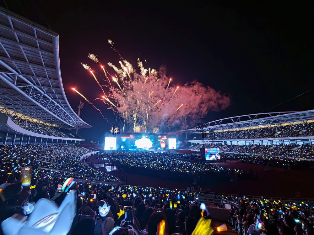 Concert BIGBANG Hà Nội: G-DRAGON đập guitar, TAEYANG hô "Việt Nam vô địch", 45.000 V.I.P hát vang thanh xuân - Ảnh 10. Concert BIGBANG Hà Nội: G-DRAGON đập guitar, TAEYANG hô "Việt Nam vô địch", 45.000 V.I.P hát vang thanh xuân - Ảnh 10.