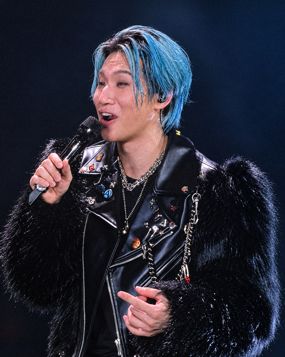 Concert BIGBANG Hà Nội: G-DRAGON đập guitar, TAEYANG hô "Việt Nam vô địch", 45.000 V.I.P hát vang thanh xuân - Ảnh 2. Concert BIGBANG Hà Nội: G-DRAGON đập guitar, TAEYANG hô "Việt Nam vô địch", 45.000 V.I.P hát vang thanh xuân - Ảnh 2.