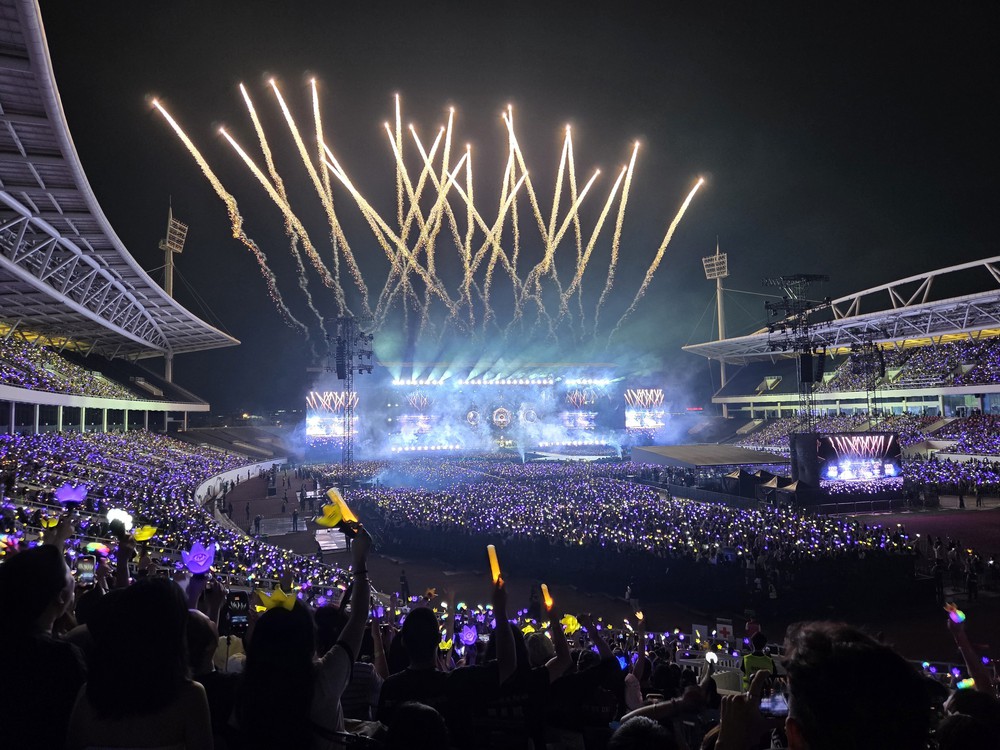 Concert BIGBANG Hà Nội: G-DRAGON đập guitar, TAEYANG hô "Việt Nam vô địch", 45.000 V.I.P hát vang thanh xuân - Ảnh 5. Concert BIGBANG Hà Nội: G-DRAGON đập guitar, TAEYANG hô "Việt Nam vô địch", 45.000 V.I.P hát vang thanh xuân - Ảnh 5.
