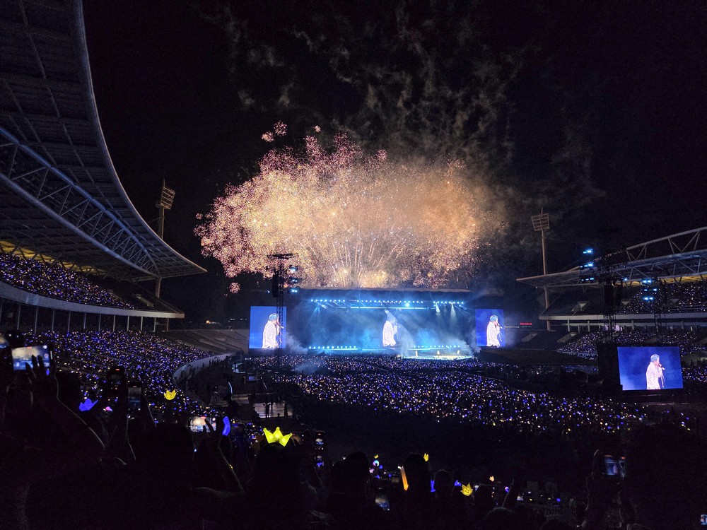 Concert BIGBANG Hà Nội: G-DRAGON đập guitar, TAEYANG hô "Việt Nam vô địch", 45.000 V.I.P hát vang thanh xuân - Ảnh 7. Concert BIGBANG Hà Nội: G-DRAGON đập guitar, TAEYANG hô "Việt Nam vô địch", 45.000 V.I.P hát vang thanh xuân - Ảnh 7.