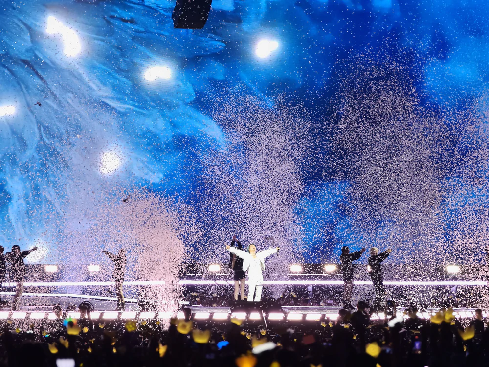 Concert BIGBANG Hà Nội: G-DRAGON đập guitar, TAEYANG hô "Việt Nam vô địch", 45.000 V.I.P hát vang thanh xuân - Ảnh 8. Concert BIGBANG Hà Nội: G-DRAGON đập guitar, TAEYANG hô "Việt Nam vô địch", 45.000 V.I.P hát vang thanh xuân - Ảnh 8.