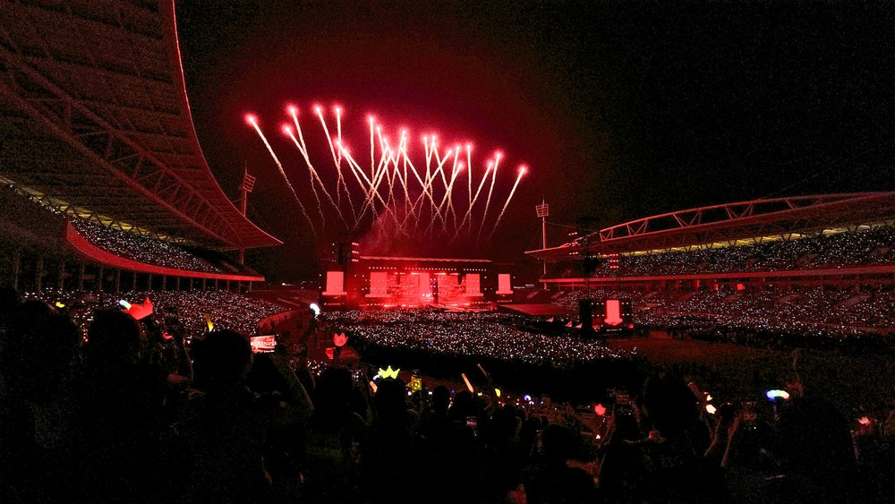 Concert BIGBANG Hà Nội: G-DRAGON đập guitar, TAEYANG hô "Việt Nam vô địch", 45.000 V.I.P hát vang thanh xuân - Ảnh 9. Concert BIGBANG Hà Nội: G-DRAGON đập guitar, TAEYANG hô "Việt Nam vô địch", 45.000 V.I.P hát vang thanh xuân - Ảnh 9.