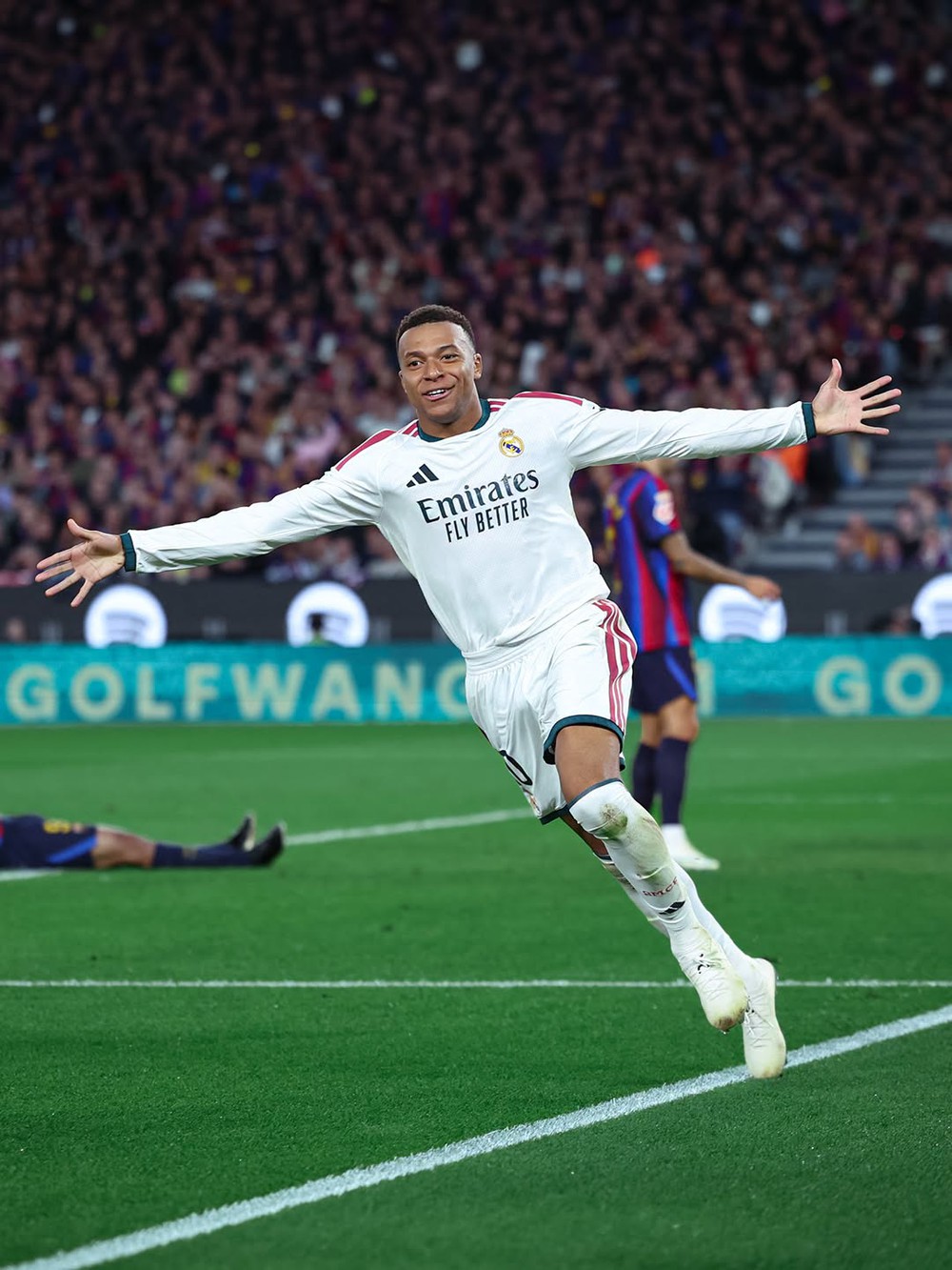 Mbappe lập cú đúp, Mourinho trượt cỏ ăn mừng khi lần thứ 9 đánh bại Barcelona - Ảnh 2. Mbappe lập cú đúp, Mourinho trượt cỏ ăn mừng khi lần thứ 9 đánh bại Barcelona - Ảnh 2.