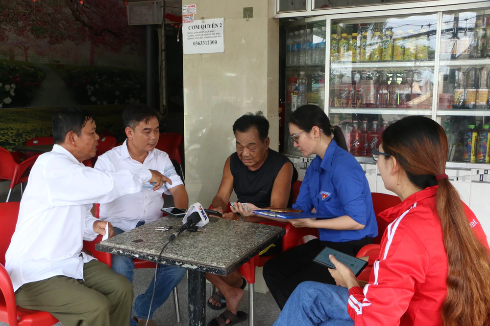 "Đi từng ngõ, gõ từng nhà" hướng dẫn người dân kỹ năng số - Ảnh 1.