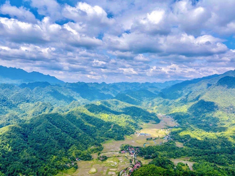 Đồng bào vùng cao khai thác giá trị văn hóa độc đáo để xóa đói nghèo - Ảnh 1.