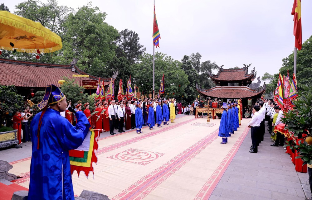 "Hào khí Lạc Hồng" kể chuyện cội nguồn bằng nghệ thuật thực cảnh tại Đền Hùng - Ảnh 1. "Hào khí Lạc Hồng" kể chuyện cội nguồn bằng nghệ thuật thực cảnh tại Đền Hùng - Ảnh 1.