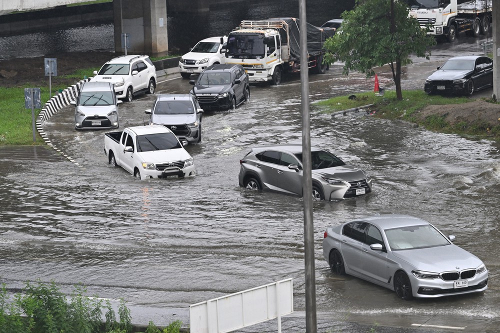 Thái Lan: Lũ quét nhấn chìm nhiều khu vực trên đảo Phuket - Ảnh 1.