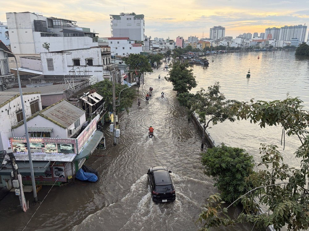 Triều cường gây ngập nhiều tuyến đường phía Nam TP. Hồ Chí Minh - Ảnh 1. Triều cường gây ngập nhiều tuyến đường phía Nam TP. Hồ Chí Minh - Ảnh 1.
