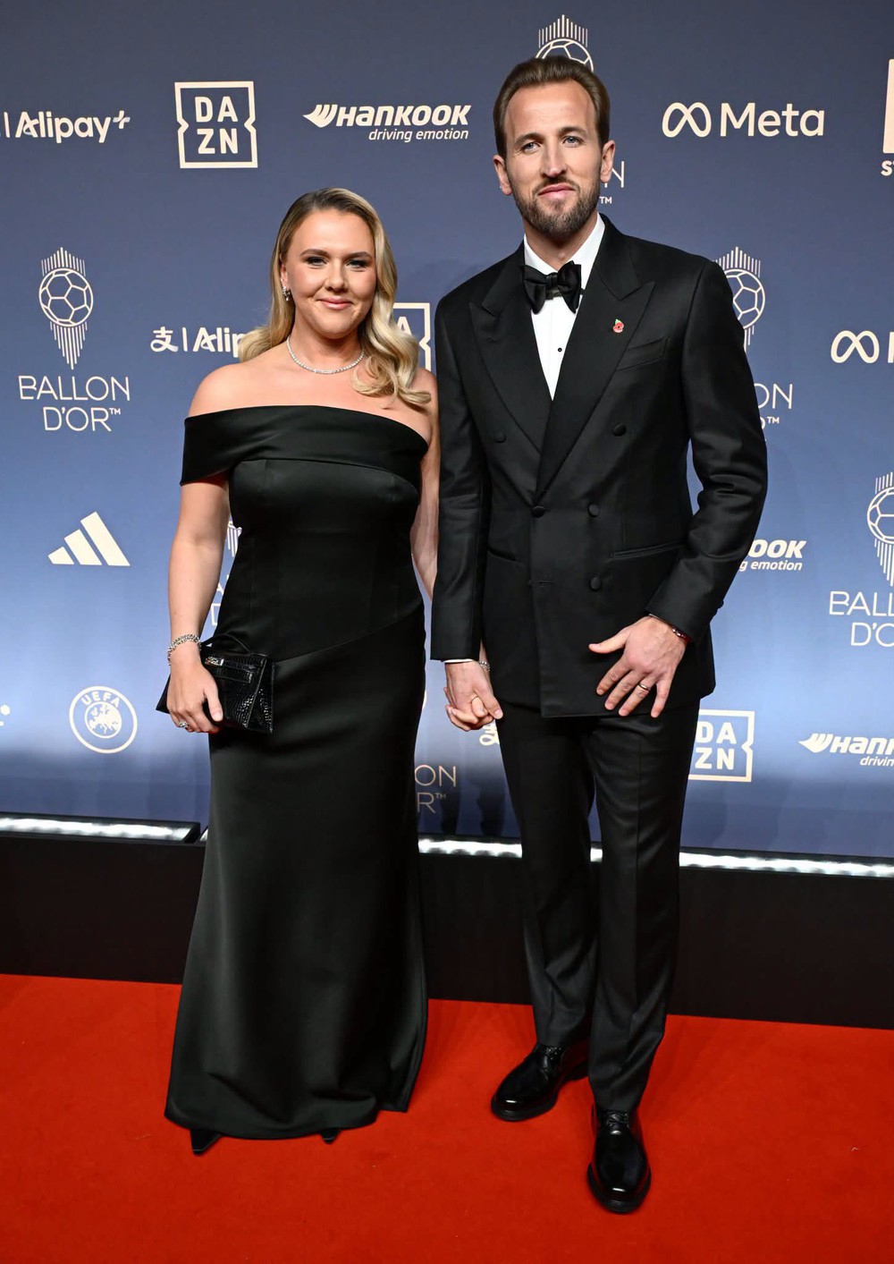 Harry Kane gửi thông điệp xúc động tới vợ khi giành Quả bóng Vàng 2026 - Ảnh 1. Harry Kane gửi thông điệp xúc động tới vợ khi giành Quả bóng Vàng 2026 - Ảnh 1.
