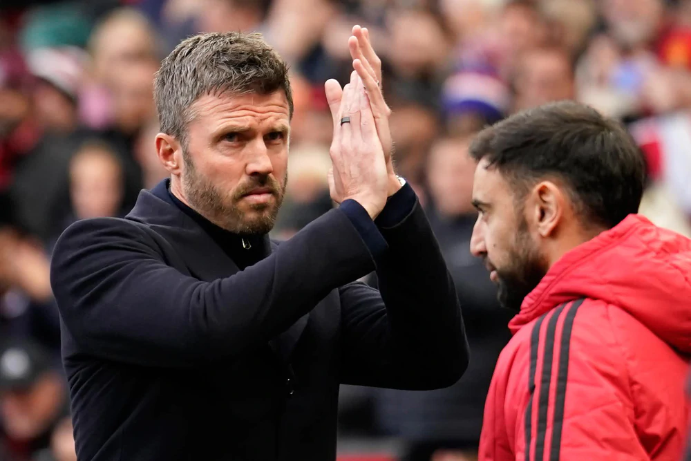 Carrick Họp Khẩn Với Bruno Fernandes Trước Trận Sinh Tử Gặp Chelsea - Ảnh 1.