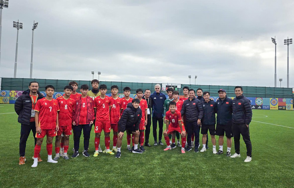 HLV huyền thoại Arsene Wenger chứng kiến U15 Việt Nam thua tiếc nuối trước Rwanda - Ảnh 1. HLV huyền thoại Arsene Wenger chứng kiến U15 Việt Nam thua tiếc nuối trước Rwanda - Ảnh 1.