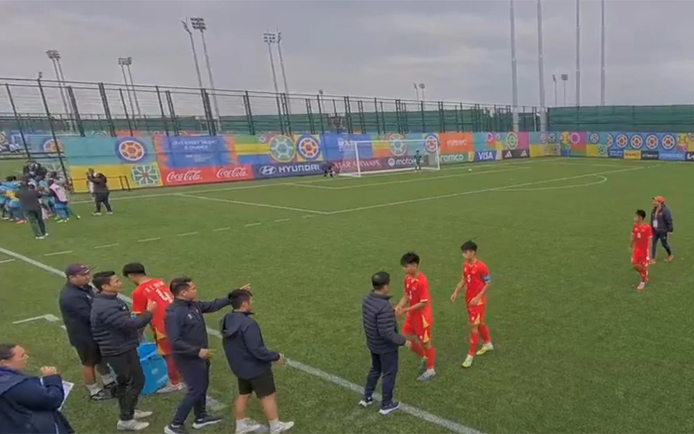 U15 Việt Nam thua ngược đáng tiếc U15 Rwanda dù dẫn trước 2 bàn - Ảnh 1.