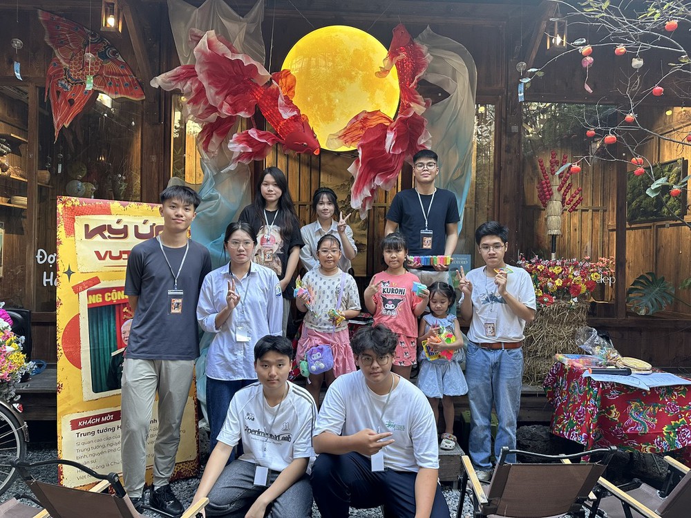 "Đặt Gạch Xếp Hàng": Khi học sinh THPT tái hiện ký ức thời bao cấp - Ảnh 3. "Đặt Gạch Xếp Hàng": Khi học sinh THPT tái hiện ký ức thời bao cấp - Ảnh 3.