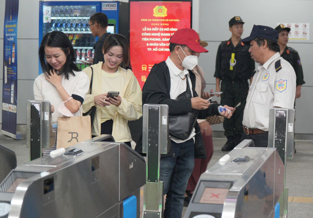 Người dân thực hiện thanh toán vé điện tử tại ga Bến Thành. (Ảnh: VP)
