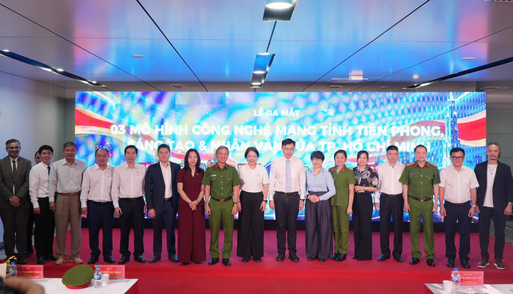 Các đại biểu chụp ảnh kỷ niệm lễ ra mắt 3 mô hình chuyển đổi số. (Ảnh: VP)