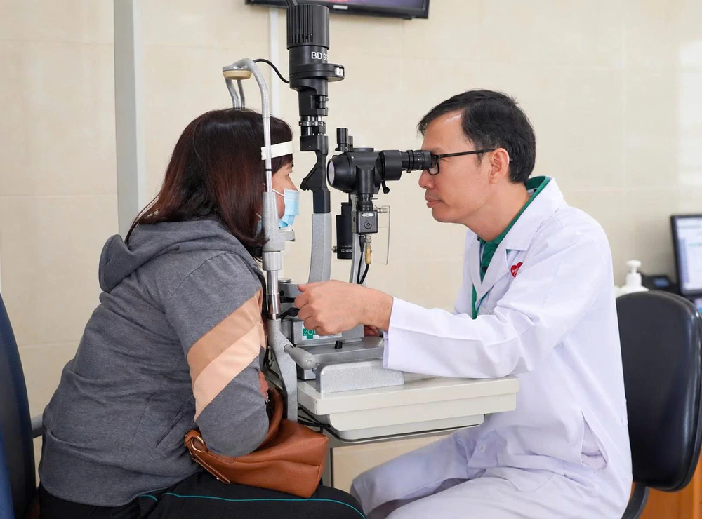 Mắt mờ ở người lớn tuổi - đừng vội nghĩ chỉ do tuổi tác - Ảnh 2. Mắt mờ ở người lớn tuổi - đừng vội nghĩ chỉ do tuổi tác - Ảnh 2.