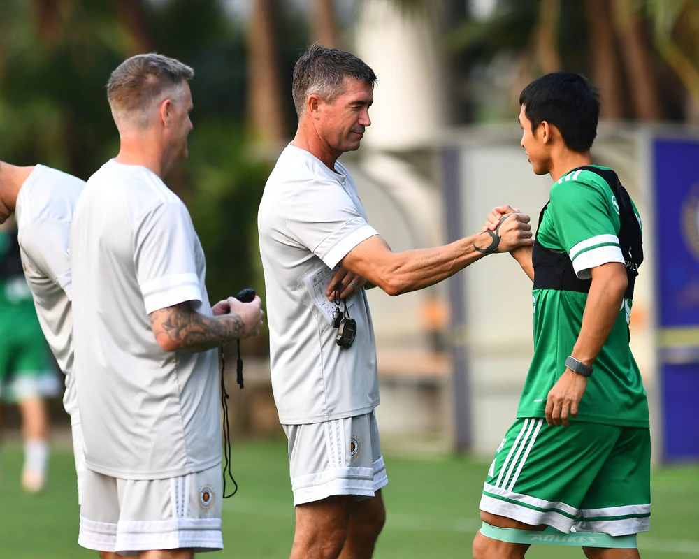 V.League vòng 6: Hai HLV trưởng bị đình chỉ, Văn Hậu và 6 cầu thủ vắng mặt - Ảnh 1. V.League vòng 6: Hai HLV trưởng bị đình chỉ, Văn Hậu và 6 cầu thủ vắng mặt - Ảnh 1.