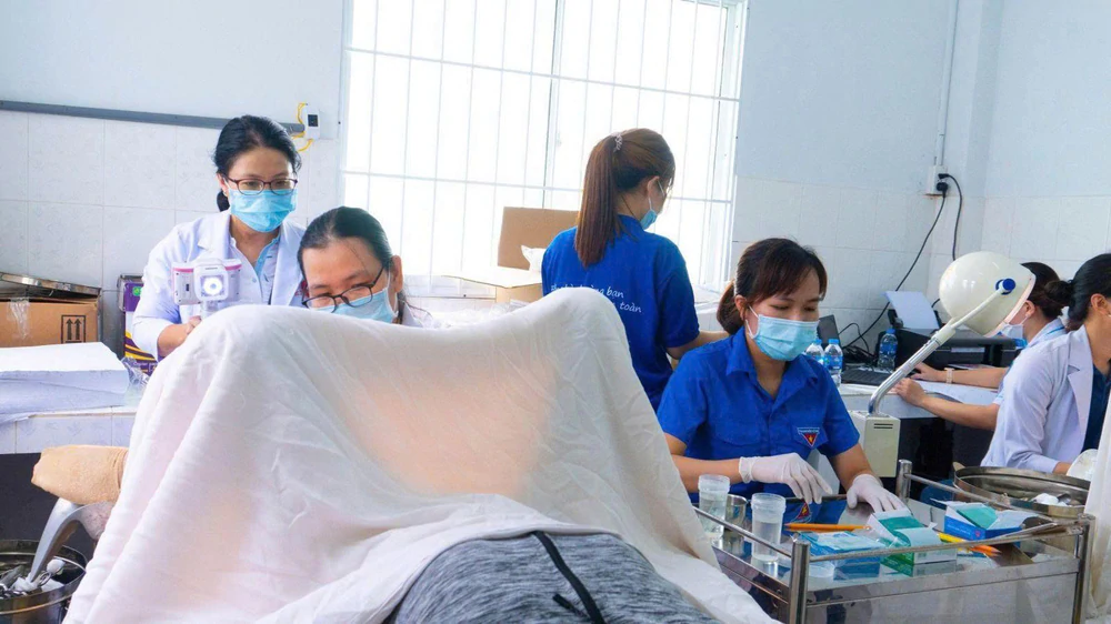 Bác sĩ bệnh viện Hùng Vương (TP.HCM)&nbsp; tầm soát ung thư cổ tử cung - Ảnh bệnh viện cung cấp