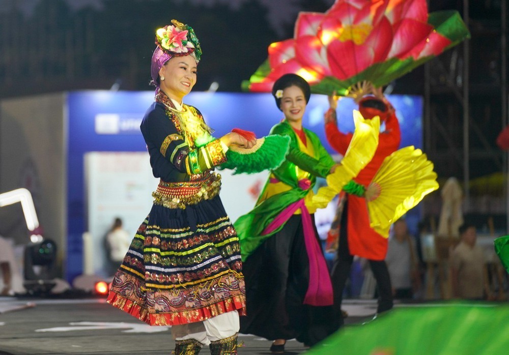 Khám phá sắc màu văn hóa của Việt Nam và thế giới - Ảnh 2. Khám phá sắc màu văn hóa của Việt Nam và thế giới - Ảnh 2.