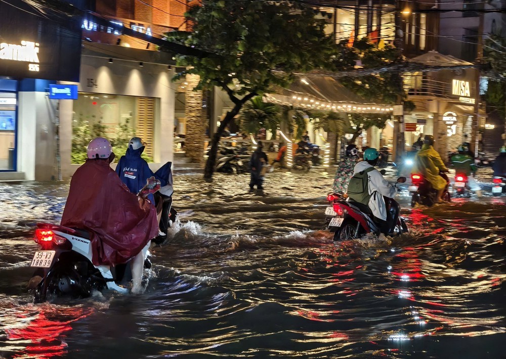 TP. Hồ Chí Minh còn mưa nhiều ngày, dải hội tụ nhiệt đới có xu hướng mạnh lên - Ảnh 1. TP. Hồ Chí Minh còn mưa nhiều ngày, dải hội tụ nhiệt đới có xu hướng mạnh lên - Ảnh 1.