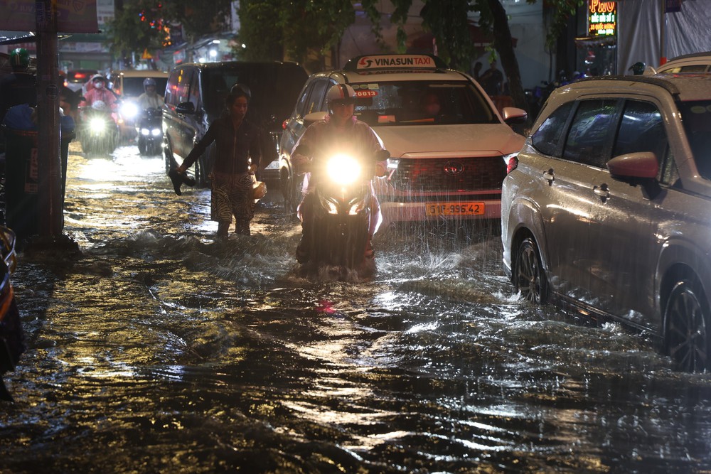 TP. Hồ Chí Minh còn mưa nhiều ngày, dải hội tụ nhiệt đới có xu hướng mạnh lên - Ảnh 2. TP. Hồ Chí Minh còn mưa nhiều ngày, dải hội tụ nhiệt đới có xu hướng mạnh lên - Ảnh 2.