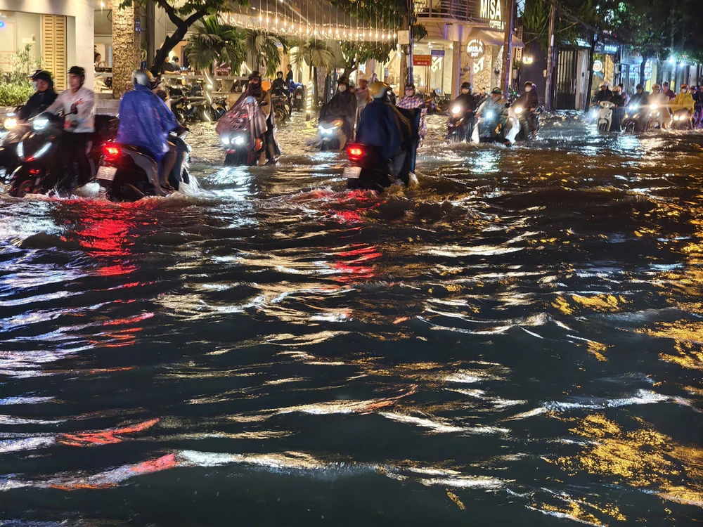 Thành phố Hồ Chí Minh: Khuyến cáo không cố vượt vùng ngập, bảo đảm an toàn giao thông - Ảnh 2.