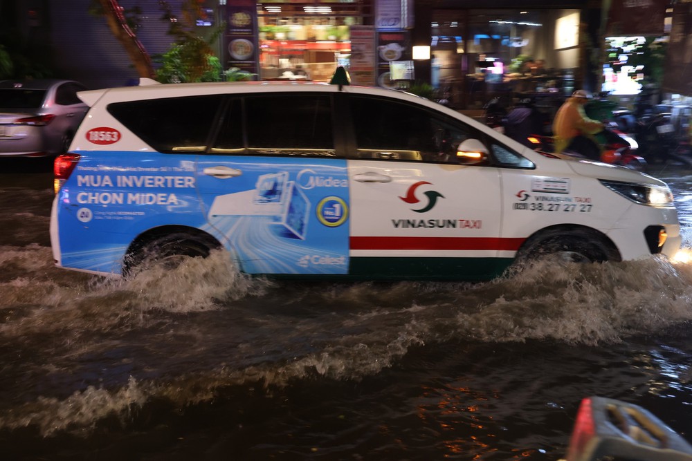 Thành phố Hồ Chí Minh: Khuyến cáo không cố vượt vùng ngập, bảo đảm an toàn giao thông - Ảnh 1.