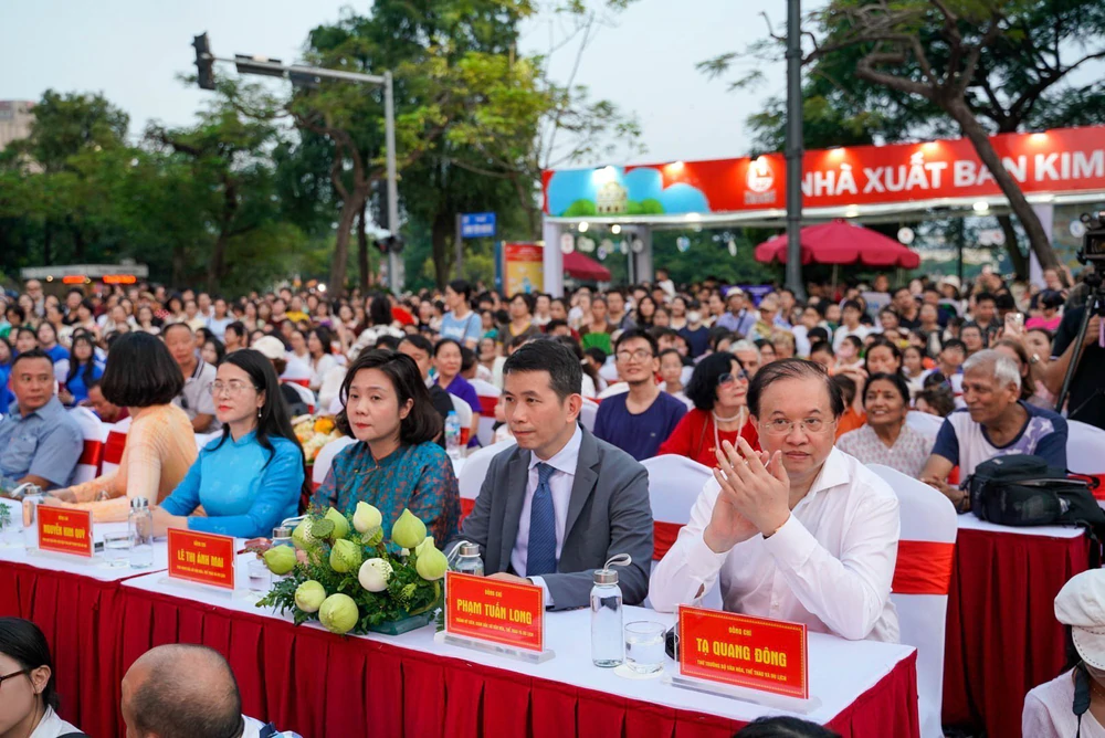 Ấn tượng Lễ hội đường phố "Sắc màu năm châu" tại Hà Nội - Ảnh 2.
