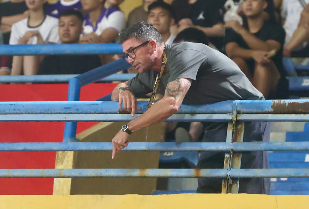 HLV Harry Kewell đỏ mặt tía tai, vẫn đầy sức hút ở V-League - Ảnh 2. HLV Harry Kewell đỏ mặt tía tai, vẫn đầy sức hút ở V-League - Ảnh 2.